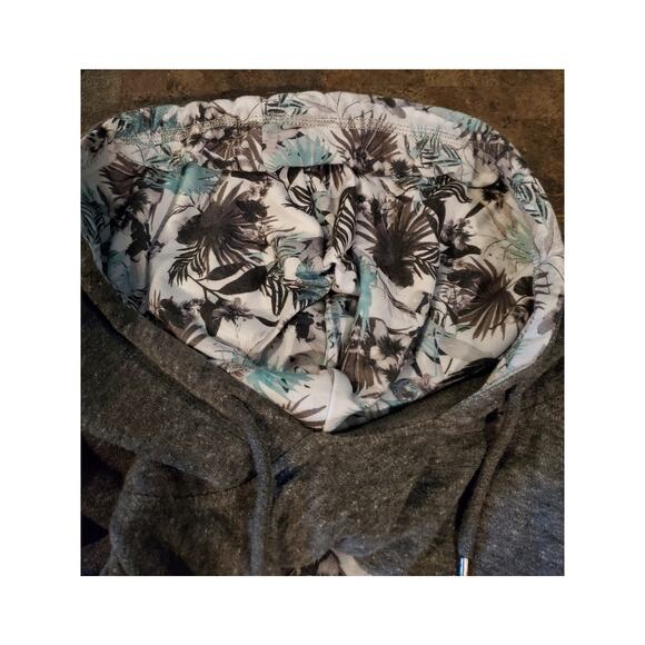 Star Wars X On The Byas Womens Size M Hoodie Gray Storm Trooper Floral - Picture 6 of 7